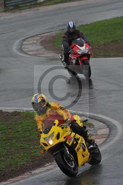 Mallory park Leicestershire;Mallory park photographs;Motorcycle action photographs;event digital images;eventdigitalimages;mallory park;no limits trackday;peter wileman photography;trackday;trackday digital images;trackday photos