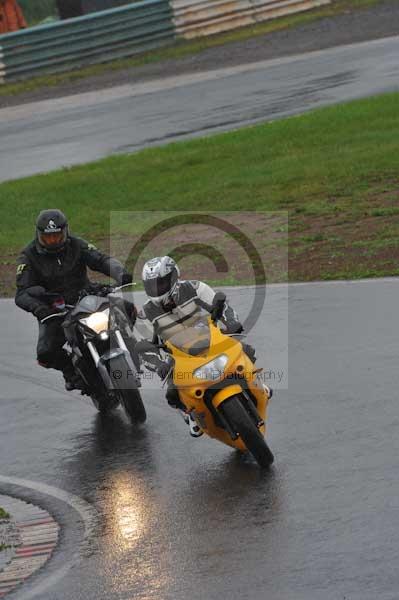 Mallory park Leicestershire;Mallory park photographs;Motorcycle action photographs;event digital images;eventdigitalimages;mallory park;no limits trackday;peter wileman photography;trackday;trackday digital images;trackday photos