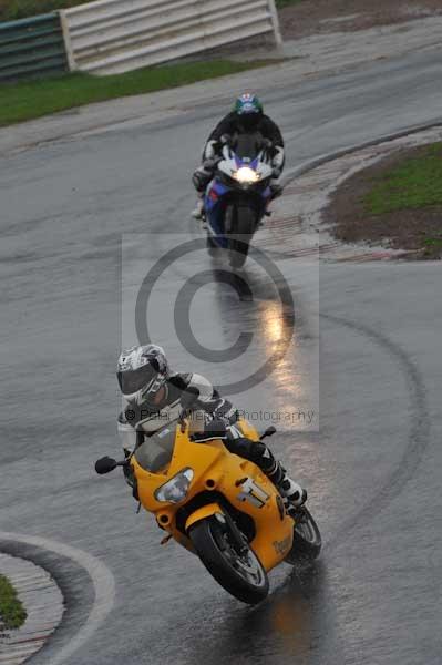 Mallory park Leicestershire;Mallory park photographs;Motorcycle action photographs;event digital images;eventdigitalimages;mallory park;no limits trackday;peter wileman photography;trackday;trackday digital images;trackday photos