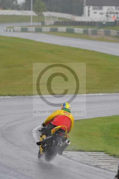 Mallory park Leicestershire;Mallory park photographs;Motorcycle action photographs;event digital images;eventdigitalimages;mallory park;no limits trackday;peter wileman photography;trackday;trackday digital images;trackday photos