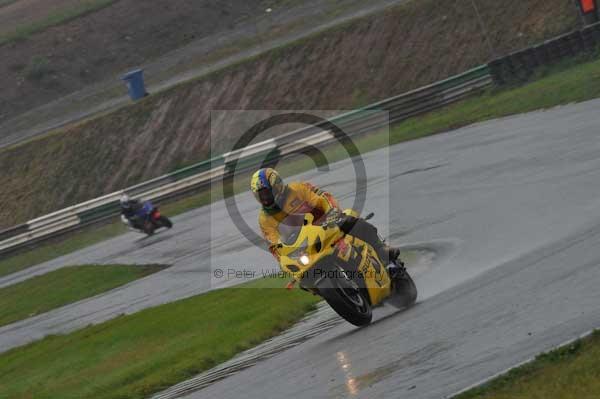 Mallory park Leicestershire;Mallory park photographs;Motorcycle action photographs;event digital images;eventdigitalimages;mallory park;no limits trackday;peter wileman photography;trackday;trackday digital images;trackday photos