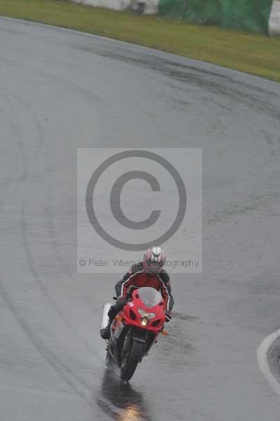 Mallory park Leicestershire;Mallory park photographs;Motorcycle action photographs;event digital images;eventdigitalimages;mallory park;no limits trackday;peter wileman photography;trackday;trackday digital images;trackday photos