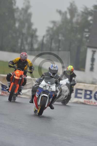 Mallory park Leicestershire;Mallory park photographs;Motorcycle action photographs;event digital images;eventdigitalimages;mallory park;no limits trackday;peter wileman photography;trackday;trackday digital images;trackday photos