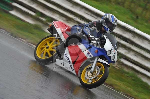 Mallory park Leicestershire;Mallory park photographs;Motorcycle action photographs;event digital images;eventdigitalimages;mallory park;no limits trackday;peter wileman photography;trackday;trackday digital images;trackday photos