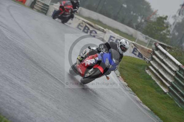 Mallory park Leicestershire;Mallory park photographs;Motorcycle action photographs;event digital images;eventdigitalimages;mallory park;no limits trackday;peter wileman photography;trackday;trackday digital images;trackday photos