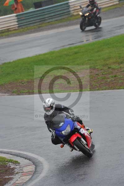 Mallory park Leicestershire;Mallory park photographs;Motorcycle action photographs;event digital images;eventdigitalimages;mallory park;no limits trackday;peter wileman photography;trackday;trackday digital images;trackday photos