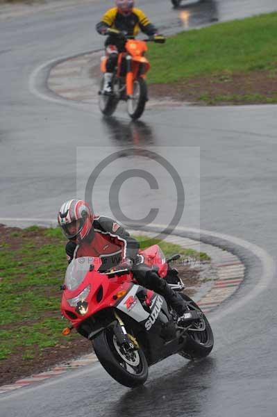 Mallory park Leicestershire;Mallory park photographs;Motorcycle action photographs;event digital images;eventdigitalimages;mallory park;no limits trackday;peter wileman photography;trackday;trackday digital images;trackday photos