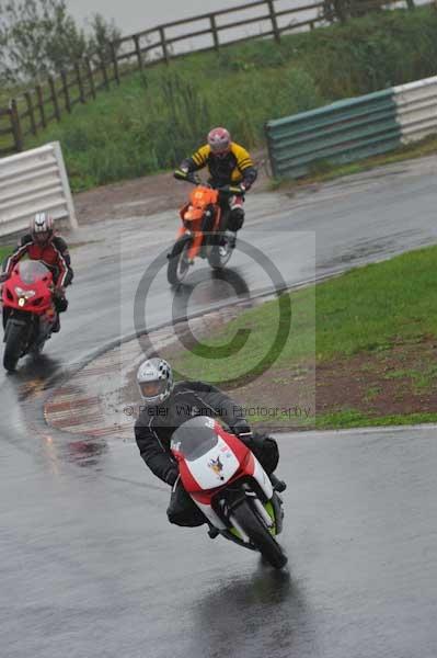 Mallory park Leicestershire;Mallory park photographs;Motorcycle action photographs;event digital images;eventdigitalimages;mallory park;no limits trackday;peter wileman photography;trackday;trackday digital images;trackday photos