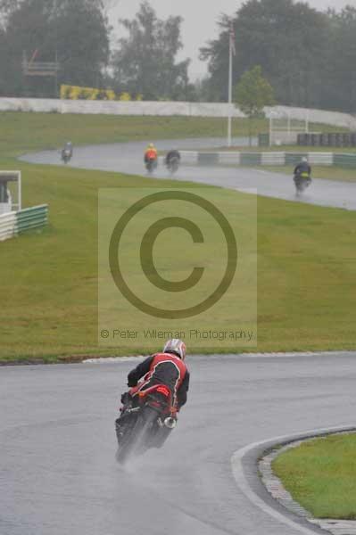 Mallory park Leicestershire;Mallory park photographs;Motorcycle action photographs;event digital images;eventdigitalimages;mallory park;no limits trackday;peter wileman photography;trackday;trackday digital images;trackday photos