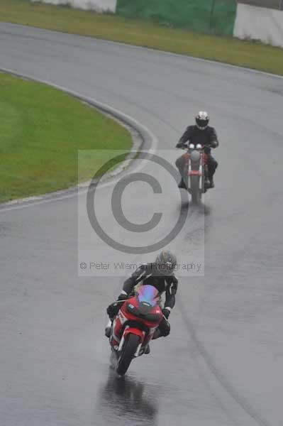 Mallory park Leicestershire;Mallory park photographs;Motorcycle action photographs;event digital images;eventdigitalimages;mallory park;no limits trackday;peter wileman photography;trackday;trackday digital images;trackday photos