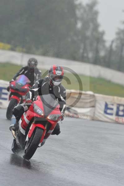 Mallory park Leicestershire;Mallory park photographs;Motorcycle action photographs;event digital images;eventdigitalimages;mallory park;no limits trackday;peter wileman photography;trackday;trackday digital images;trackday photos