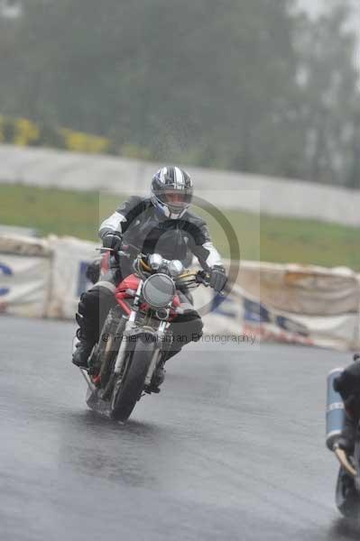 Mallory park Leicestershire;Mallory park photographs;Motorcycle action photographs;event digital images;eventdigitalimages;mallory park;no limits trackday;peter wileman photography;trackday;trackday digital images;trackday photos