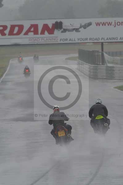 Mallory park Leicestershire;Mallory park photographs;Motorcycle action photographs;event digital images;eventdigitalimages;mallory park;no limits trackday;peter wileman photography;trackday;trackday digital images;trackday photos