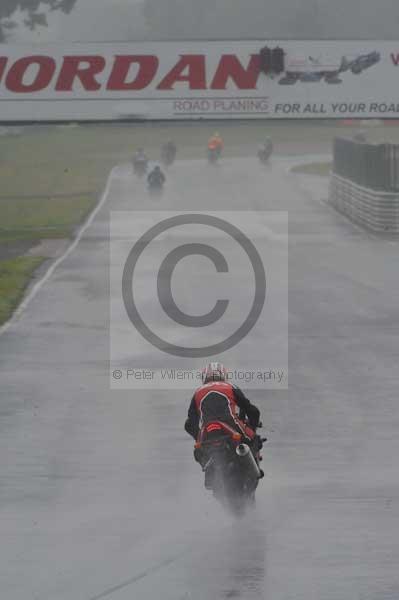 Mallory park Leicestershire;Mallory park photographs;Motorcycle action photographs;event digital images;eventdigitalimages;mallory park;no limits trackday;peter wileman photography;trackday;trackday digital images;trackday photos