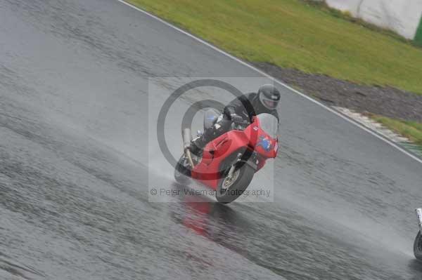 Mallory park Leicestershire;Mallory park photographs;Motorcycle action photographs;event digital images;eventdigitalimages;mallory park;no limits trackday;peter wileman photography;trackday;trackday digital images;trackday photos