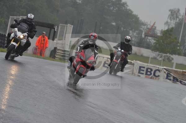 Mallory park Leicestershire;Mallory park photographs;Motorcycle action photographs;event digital images;eventdigitalimages;mallory park;no limits trackday;peter wileman photography;trackday;trackday digital images;trackday photos