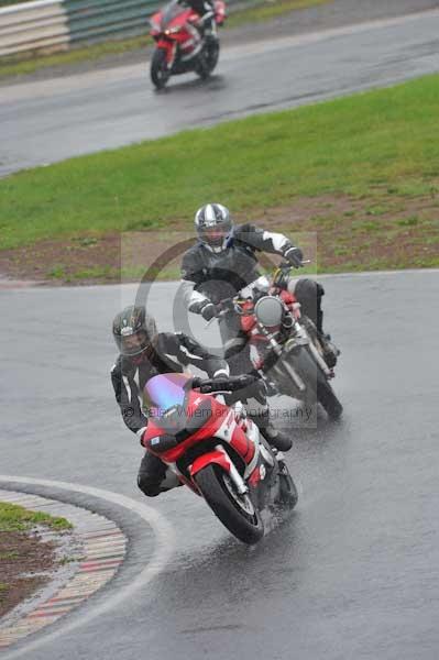 Mallory park Leicestershire;Mallory park photographs;Motorcycle action photographs;event digital images;eventdigitalimages;mallory park;no limits trackday;peter wileman photography;trackday;trackday digital images;trackday photos