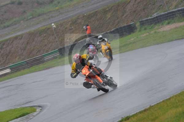 Mallory park Leicestershire;Mallory park photographs;Motorcycle action photographs;event digital images;eventdigitalimages;mallory park;no limits trackday;peter wileman photography;trackday;trackday digital images;trackday photos