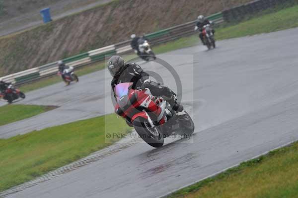 Mallory park Leicestershire;Mallory park photographs;Motorcycle action photographs;event digital images;eventdigitalimages;mallory park;no limits trackday;peter wileman photography;trackday;trackday digital images;trackday photos