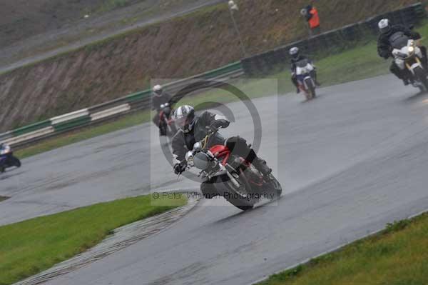 Mallory park Leicestershire;Mallory park photographs;Motorcycle action photographs;event digital images;eventdigitalimages;mallory park;no limits trackday;peter wileman photography;trackday;trackday digital images;trackday photos