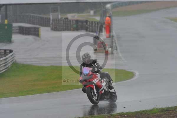 Mallory park Leicestershire;Mallory park photographs;Motorcycle action photographs;event digital images;eventdigitalimages;mallory park;no limits trackday;peter wileman photography;trackday;trackday digital images;trackday photos