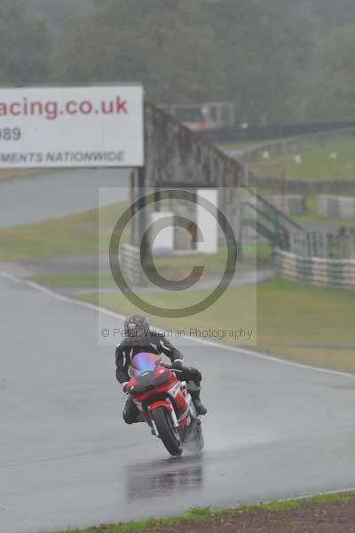 Mallory park Leicestershire;Mallory park photographs;Motorcycle action photographs;event digital images;eventdigitalimages;mallory park;no limits trackday;peter wileman photography;trackday;trackday digital images;trackday photos