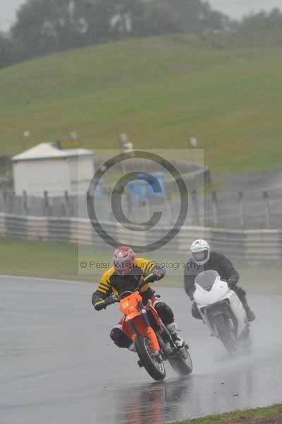 Mallory park Leicestershire;Mallory park photographs;Motorcycle action photographs;event digital images;eventdigitalimages;mallory park;no limits trackday;peter wileman photography;trackday;trackday digital images;trackday photos