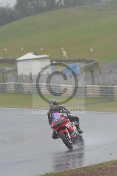 Mallory park Leicestershire;Mallory park photographs;Motorcycle action photographs;event digital images;eventdigitalimages;mallory park;no limits trackday;peter wileman photography;trackday;trackday digital images;trackday photos