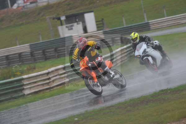 Mallory park Leicestershire;Mallory park photographs;Motorcycle action photographs;event digital images;eventdigitalimages;mallory park;no limits trackday;peter wileman photography;trackday;trackday digital images;trackday photos