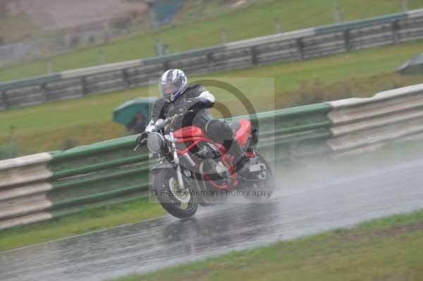 Mallory park Leicestershire;Mallory park photographs;Motorcycle action photographs;event digital images;eventdigitalimages;mallory park;no limits trackday;peter wileman photography;trackday;trackday digital images;trackday photos