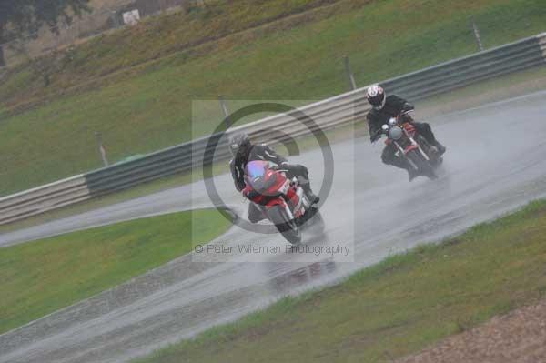 Mallory park Leicestershire;Mallory park photographs;Motorcycle action photographs;event digital images;eventdigitalimages;mallory park;no limits trackday;peter wileman photography;trackday;trackday digital images;trackday photos