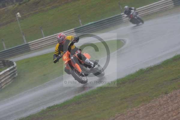 Mallory park Leicestershire;Mallory park photographs;Motorcycle action photographs;event digital images;eventdigitalimages;mallory park;no limits trackday;peter wileman photography;trackday;trackday digital images;trackday photos