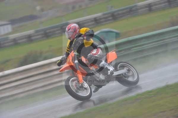 Mallory park Leicestershire;Mallory park photographs;Motorcycle action photographs;event digital images;eventdigitalimages;mallory park;no limits trackday;peter wileman photography;trackday;trackday digital images;trackday photos