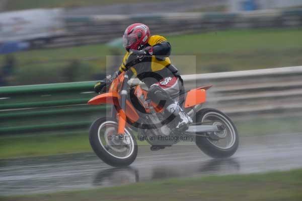 Mallory park Leicestershire;Mallory park photographs;Motorcycle action photographs;event digital images;eventdigitalimages;mallory park;no limits trackday;peter wileman photography;trackday;trackday digital images;trackday photos