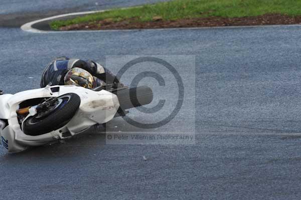 Mallory park Leicestershire;Mallory park photographs;Motorcycle action photographs;event digital images;eventdigitalimages;mallory park;no limits trackday;peter wileman photography;trackday;trackday digital images;trackday photos