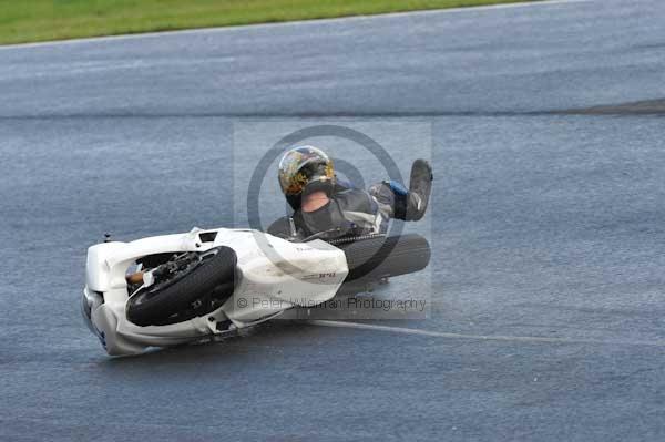 Mallory park Leicestershire;Mallory park photographs;Motorcycle action photographs;event digital images;eventdigitalimages;mallory park;no limits trackday;peter wileman photography;trackday;trackday digital images;trackday photos