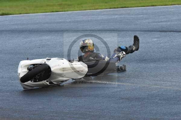 Mallory park Leicestershire;Mallory park photographs;Motorcycle action photographs;event digital images;eventdigitalimages;mallory park;no limits trackday;peter wileman photography;trackday;trackday digital images;trackday photos