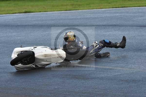 Mallory park Leicestershire;Mallory park photographs;Motorcycle action photographs;event digital images;eventdigitalimages;mallory park;no limits trackday;peter wileman photography;trackday;trackday digital images;trackday photos