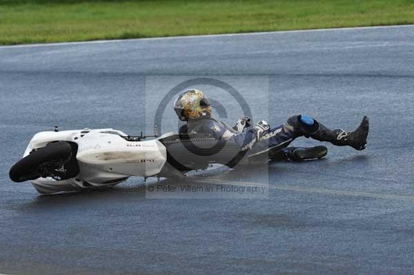 Mallory park Leicestershire;Mallory park photographs;Motorcycle action photographs;event digital images;eventdigitalimages;mallory park;no limits trackday;peter wileman photography;trackday;trackday digital images;trackday photos