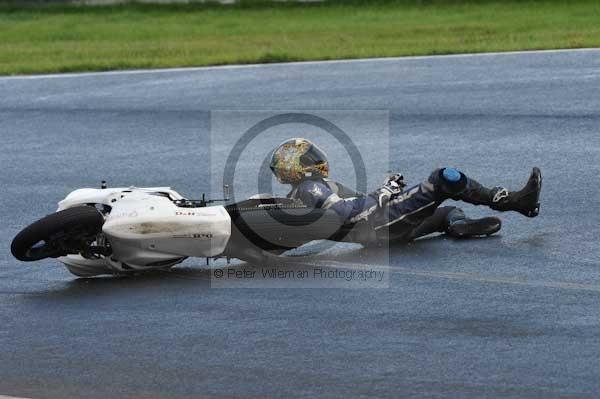 Mallory park Leicestershire;Mallory park photographs;Motorcycle action photographs;event digital images;eventdigitalimages;mallory park;no limits trackday;peter wileman photography;trackday;trackday digital images;trackday photos