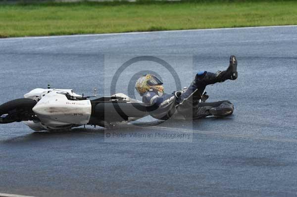 Mallory park Leicestershire;Mallory park photographs;Motorcycle action photographs;event digital images;eventdigitalimages;mallory park;no limits trackday;peter wileman photography;trackday;trackday digital images;trackday photos