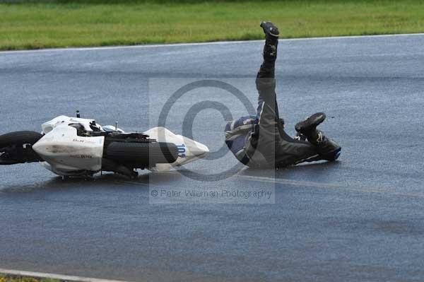 Mallory park Leicestershire;Mallory park photographs;Motorcycle action photographs;event digital images;eventdigitalimages;mallory park;no limits trackday;peter wileman photography;trackday;trackday digital images;trackday photos