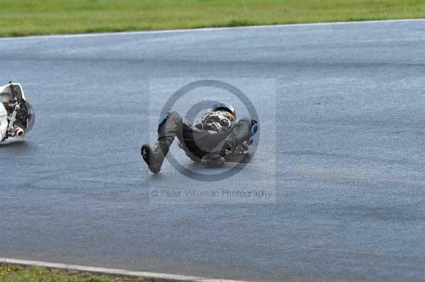 Mallory park Leicestershire;Mallory park photographs;Motorcycle action photographs;event digital images;eventdigitalimages;mallory park;no limits trackday;peter wileman photography;trackday;trackday digital images;trackday photos