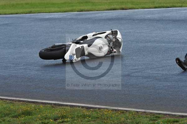 Mallory park Leicestershire;Mallory park photographs;Motorcycle action photographs;event digital images;eventdigitalimages;mallory park;no limits trackday;peter wileman photography;trackday;trackday digital images;trackday photos