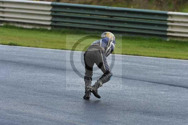 Mallory park Leicestershire;Mallory park photographs;Motorcycle action photographs;event digital images;eventdigitalimages;mallory park;no limits trackday;peter wileman photography;trackday;trackday digital images;trackday photos