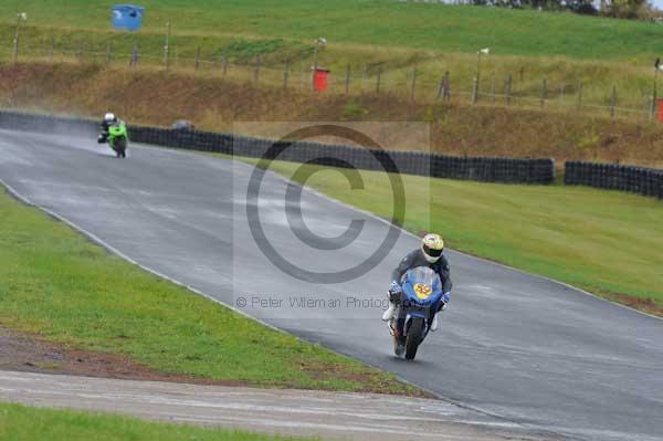 Mallory park Leicestershire;Mallory park photographs;Motorcycle action photographs;event digital images;eventdigitalimages;mallory park;no limits trackday;peter wileman photography;trackday;trackday digital images;trackday photos