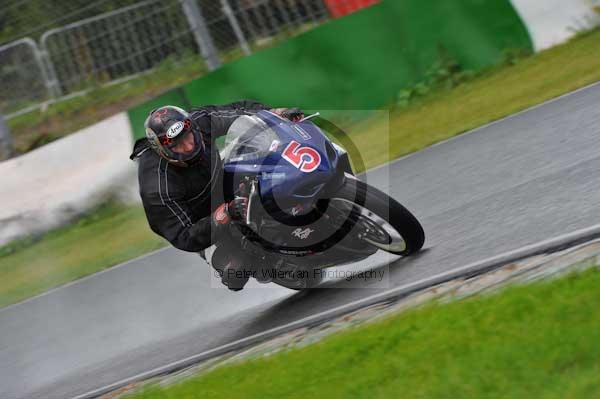 Mallory park Leicestershire;Mallory park photographs;Motorcycle action photographs;event digital images;eventdigitalimages;mallory park;no limits trackday;peter wileman photography;trackday;trackday digital images;trackday photos