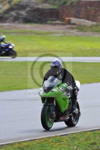 Mallory park Leicestershire;Mallory park photographs;Motorcycle action photographs;event digital images;eventdigitalimages;mallory park;no limits trackday;peter wileman photography;trackday;trackday digital images;trackday photos