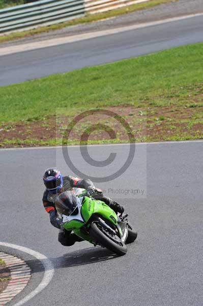 Mallory park Leicestershire;Mallory park photographs;Motorcycle action photographs;event digital images;eventdigitalimages;mallory park;no limits trackday;peter wileman photography;trackday;trackday digital images;trackday photos