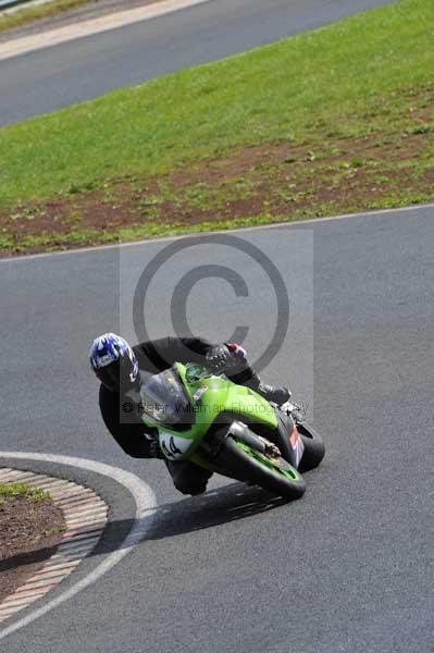 Mallory park Leicestershire;Mallory park photographs;Motorcycle action photographs;event digital images;eventdigitalimages;mallory park;no limits trackday;peter wileman photography;trackday;trackday digital images;trackday photos